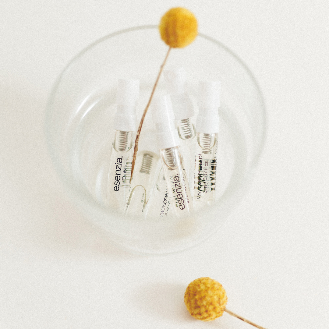 Zdjęcie próbek zapachowych w naczyniu z rośliną